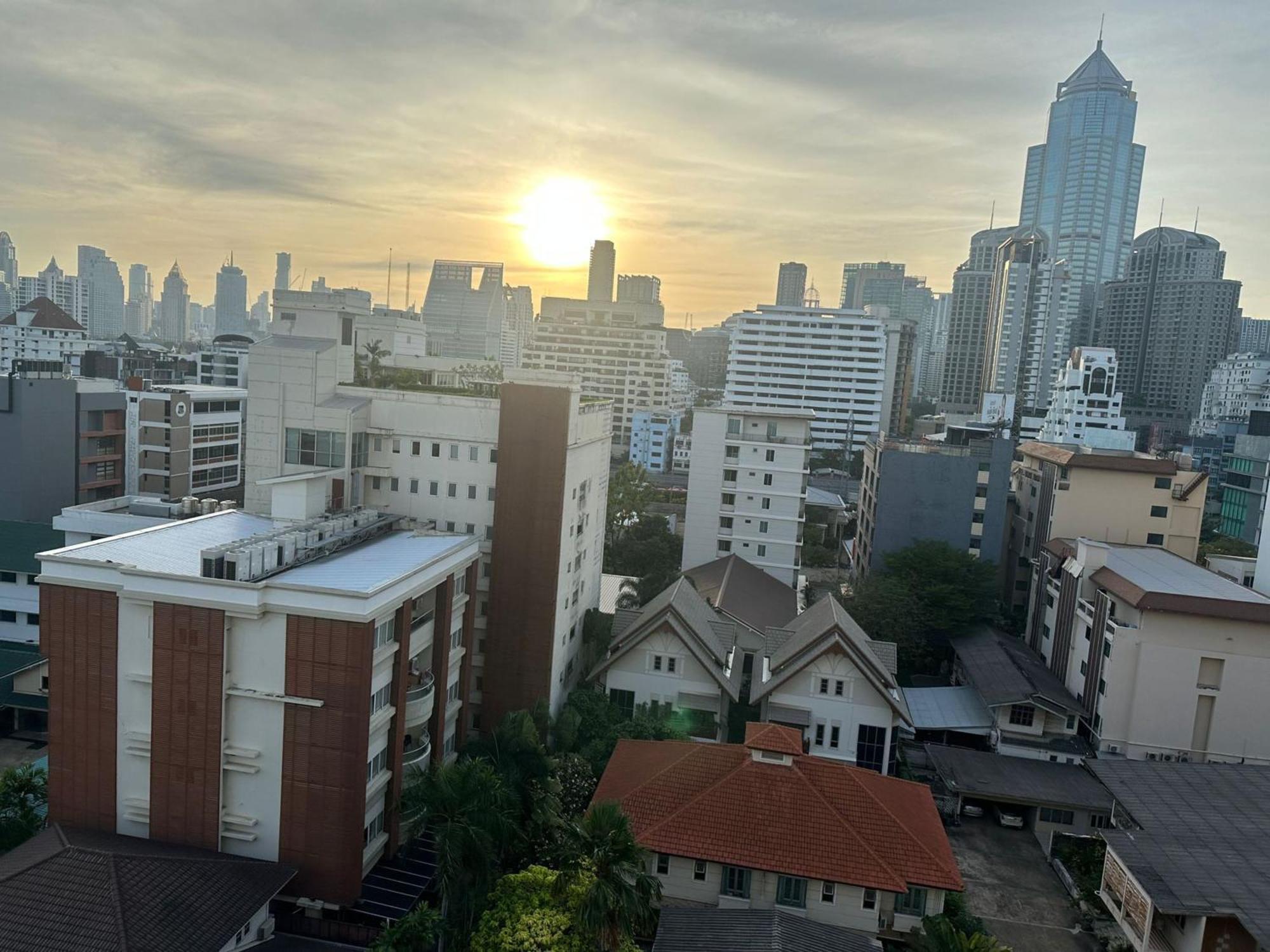 Omni Tower Sukhumvit Nana Direct Hotel Банкок Екстериор снимка