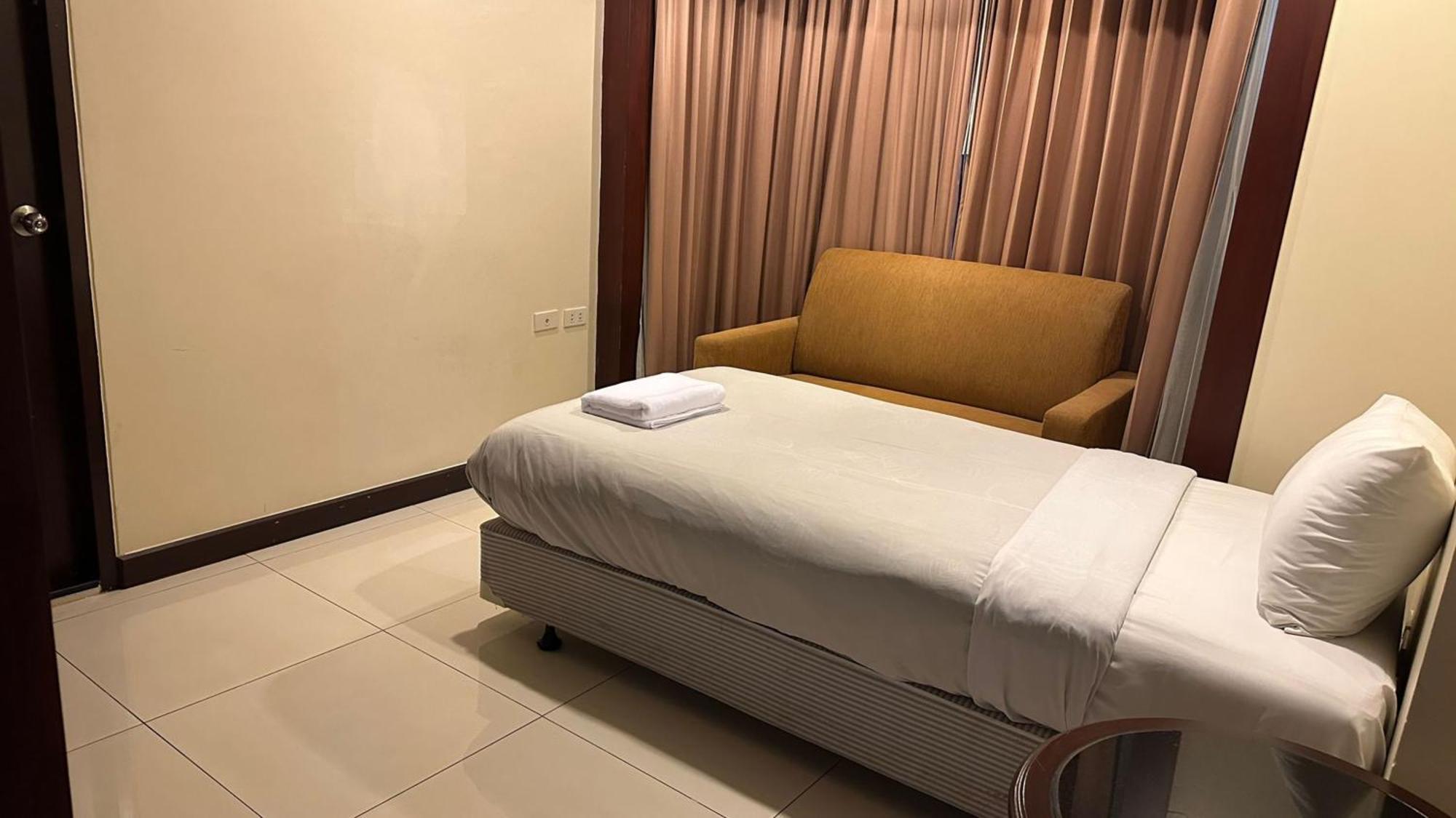 Omni Tower Sukhumvit Nana Direct Hotel Банкок Екстериор снимка