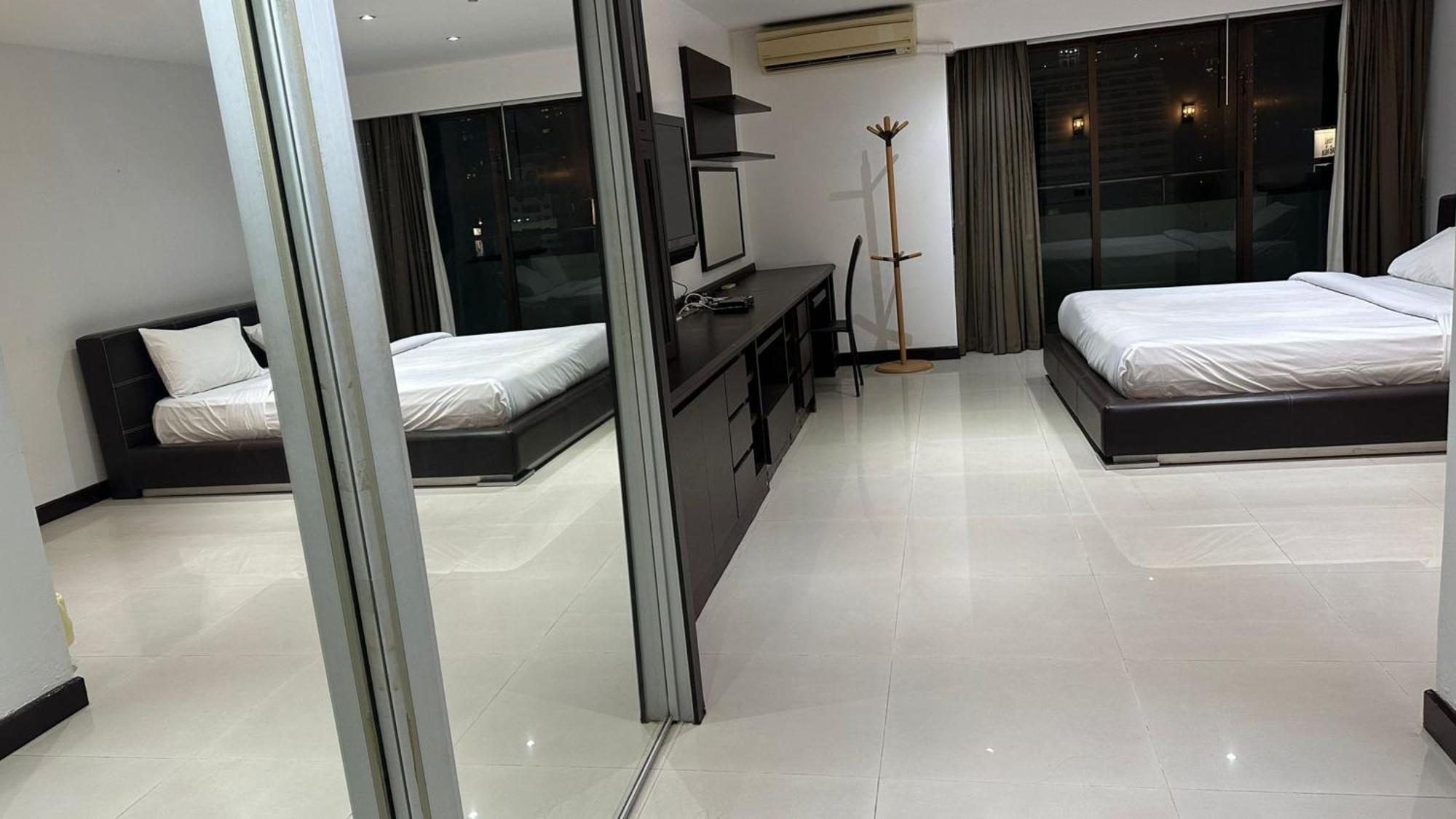 Omni Tower Sukhumvit Nana Direct Hotel Банкок Екстериор снимка