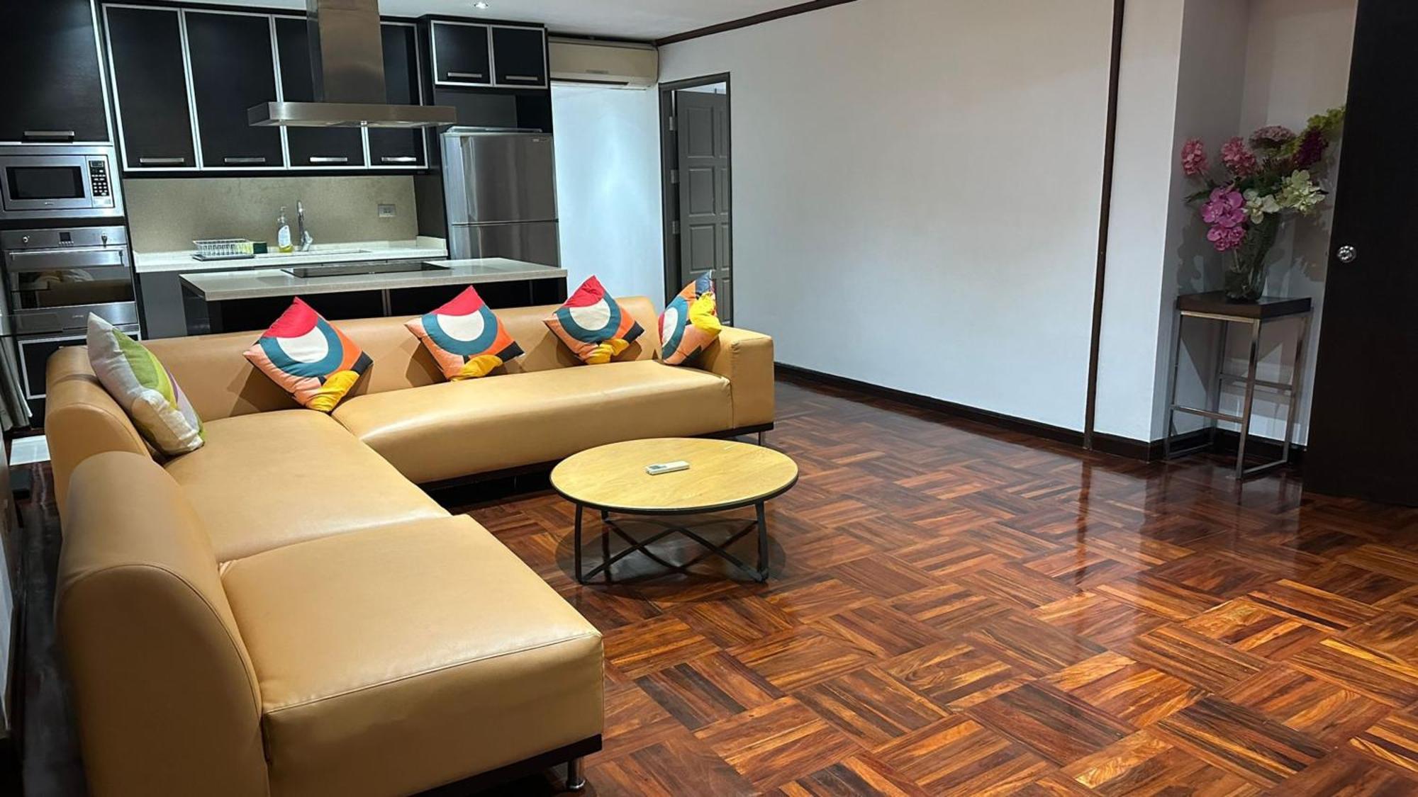 Omni Tower Sukhumvit Nana Direct Hotel Банкок Екстериор снимка