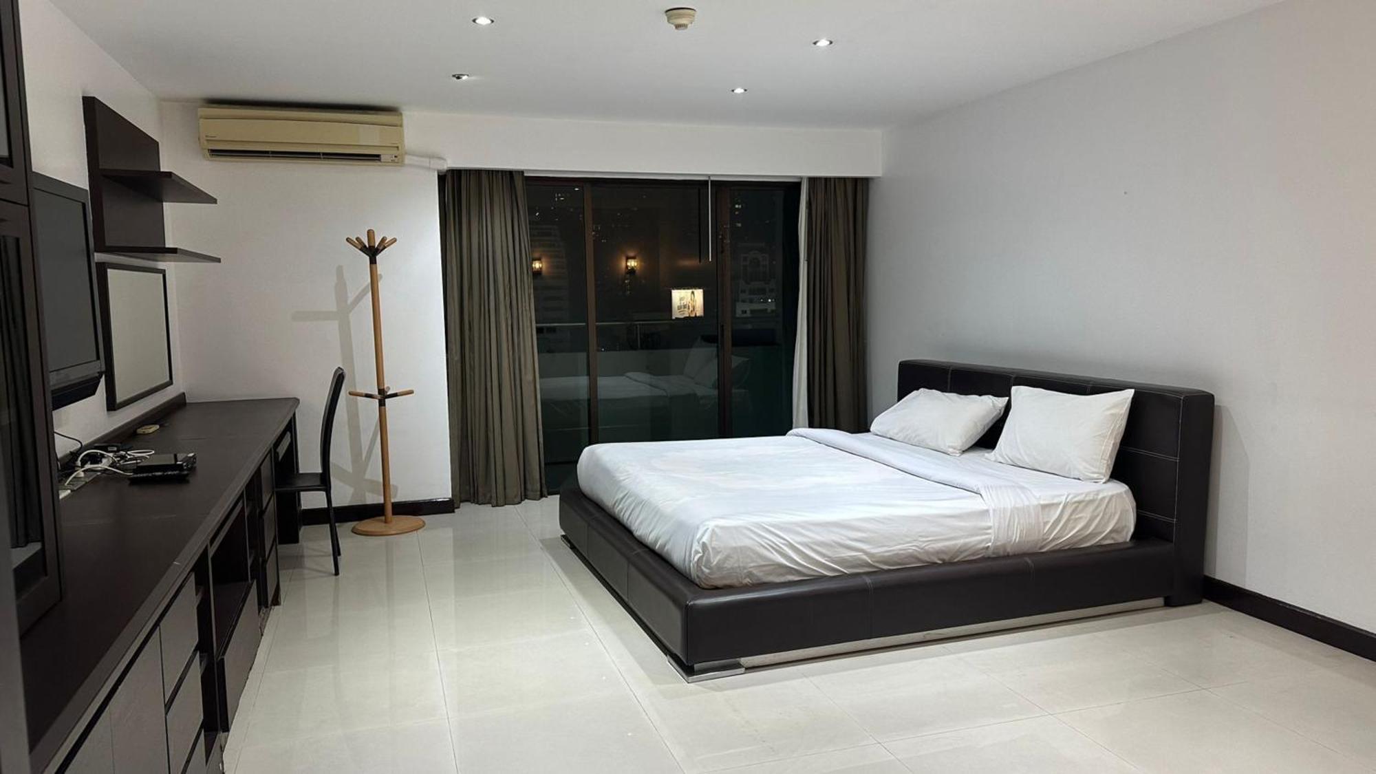 Omni Tower Sukhumvit Nana Direct Hotel Банкок Екстериор снимка
