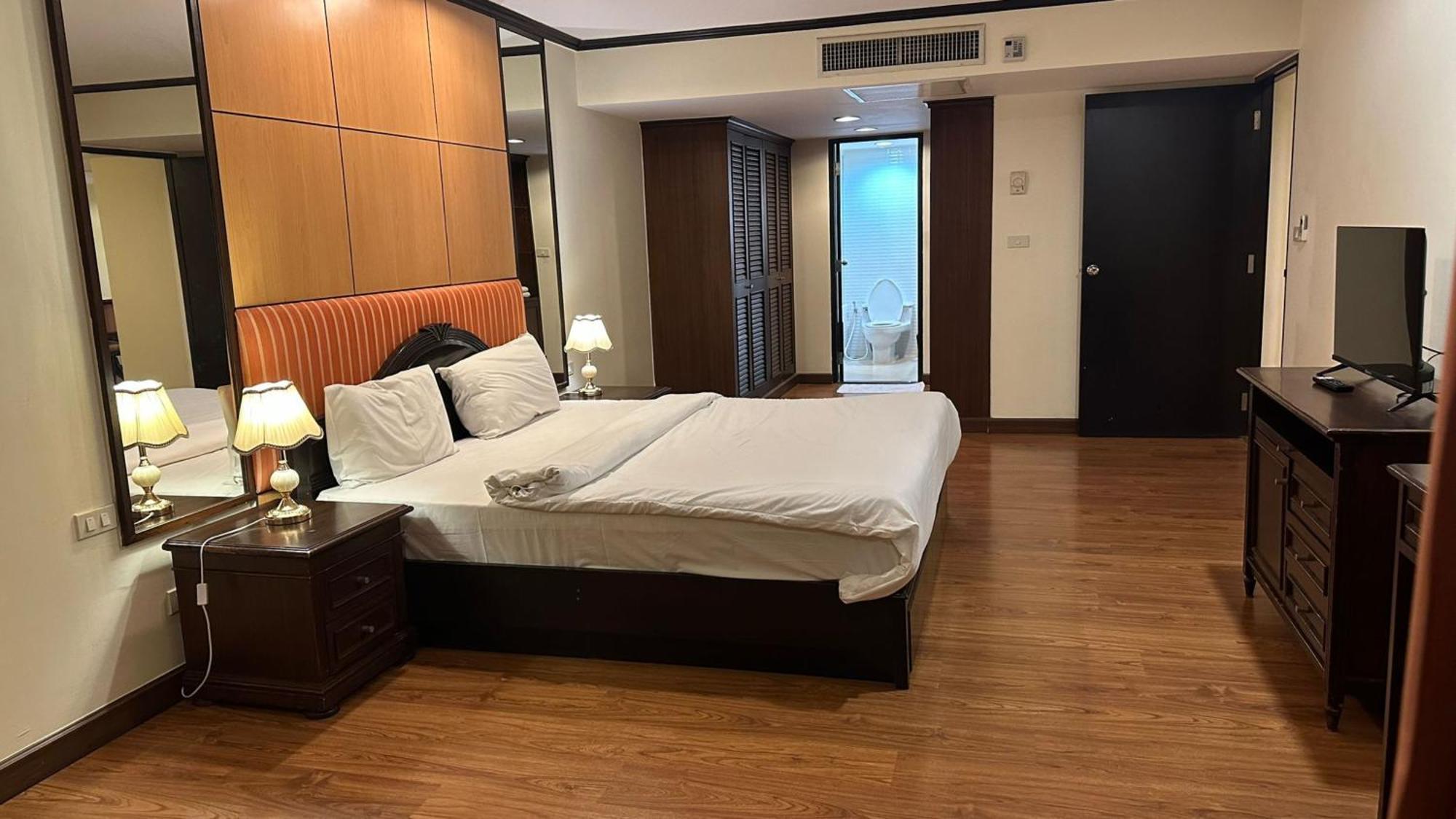 Omni Tower Sukhumvit Nana Direct Hotel Банкок Екстериор снимка