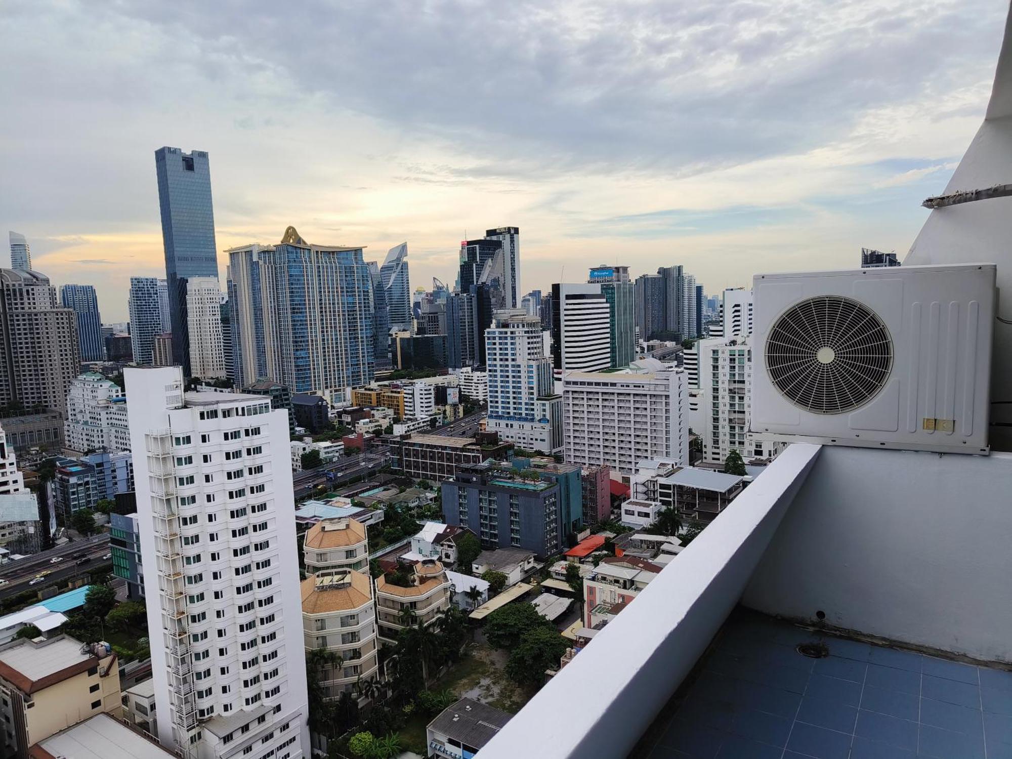 Omni Tower Sukhumvit Nana Direct Hotel Банкок Екстериор снимка