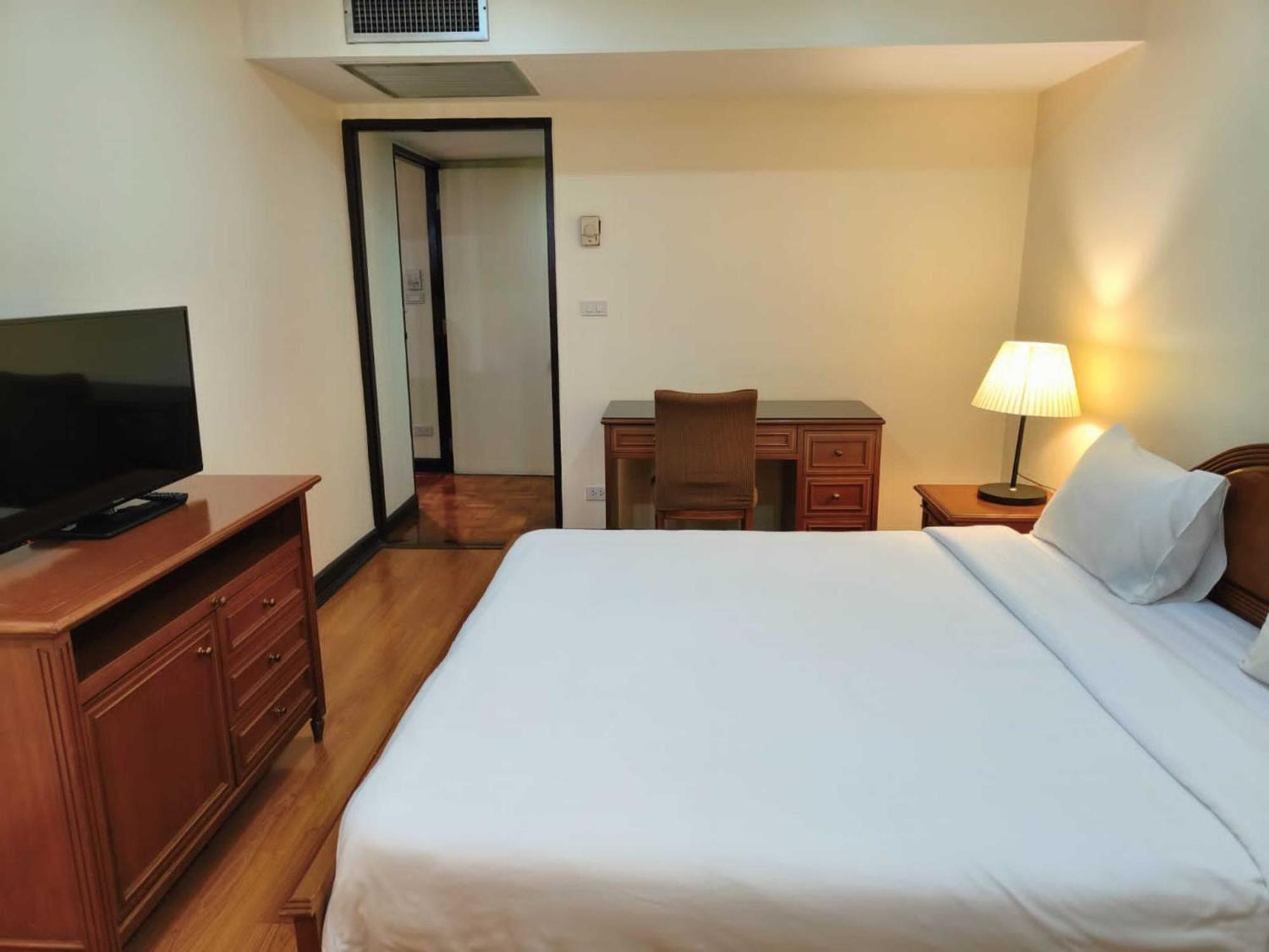 Omni Tower Sukhumvit Nana Direct Hotel Банкок Екстериор снимка