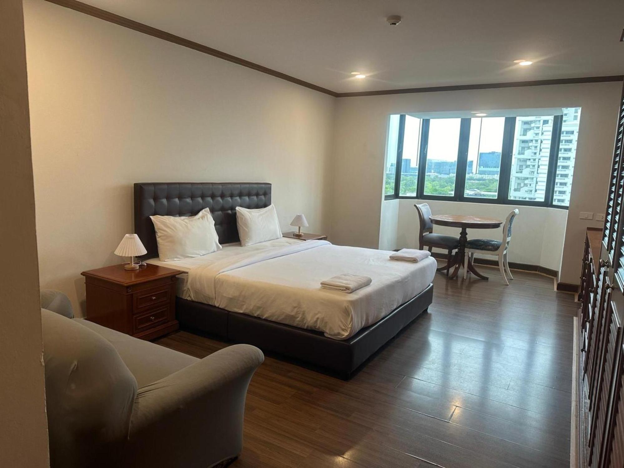 Omni Tower Sukhumvit Nana Direct Hotel Банкок Екстериор снимка