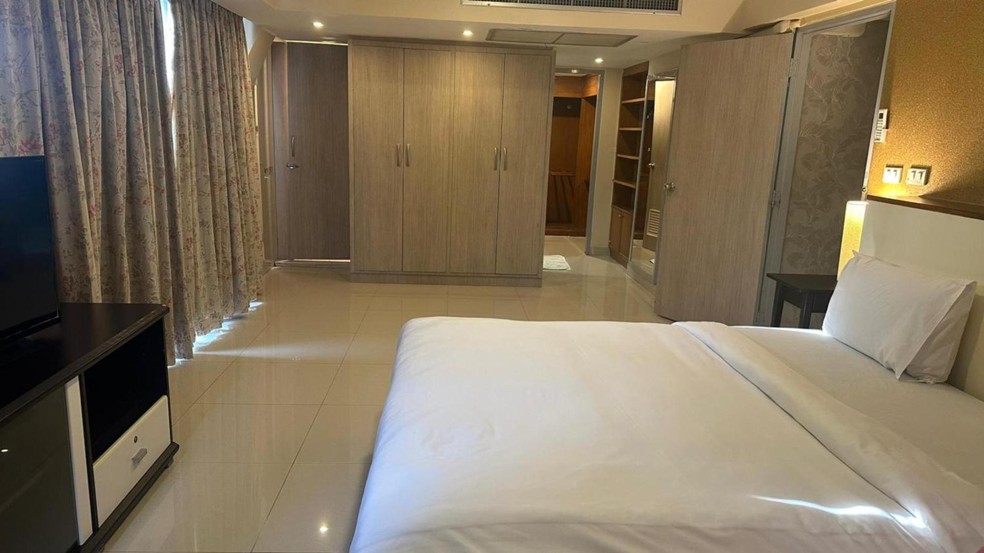 Omni Tower Sukhumvit Nana Direct Hotel Банкок Екстериор снимка