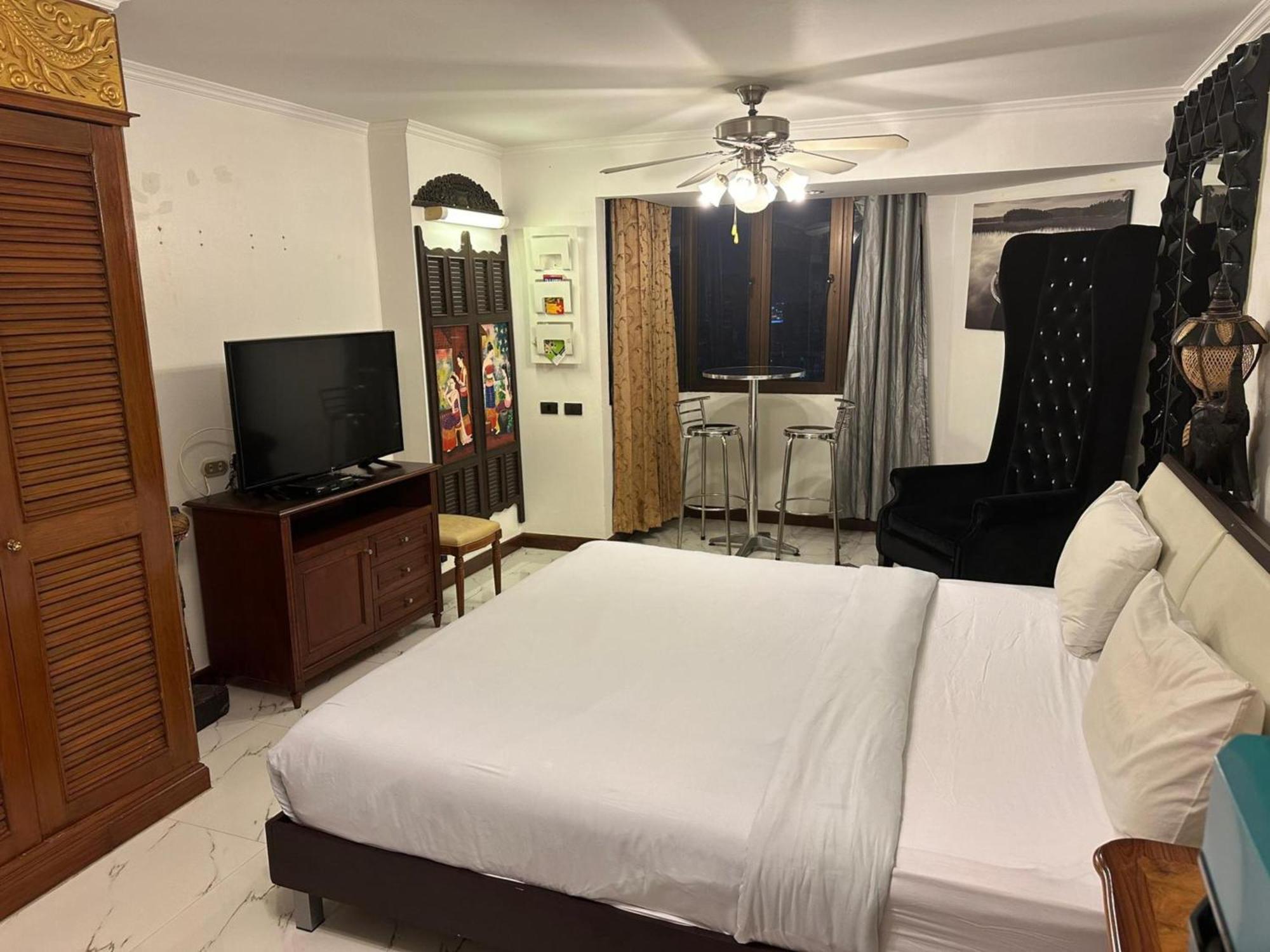 Omni Tower Sukhumvit Nana Direct Hotel Банкок Екстериор снимка