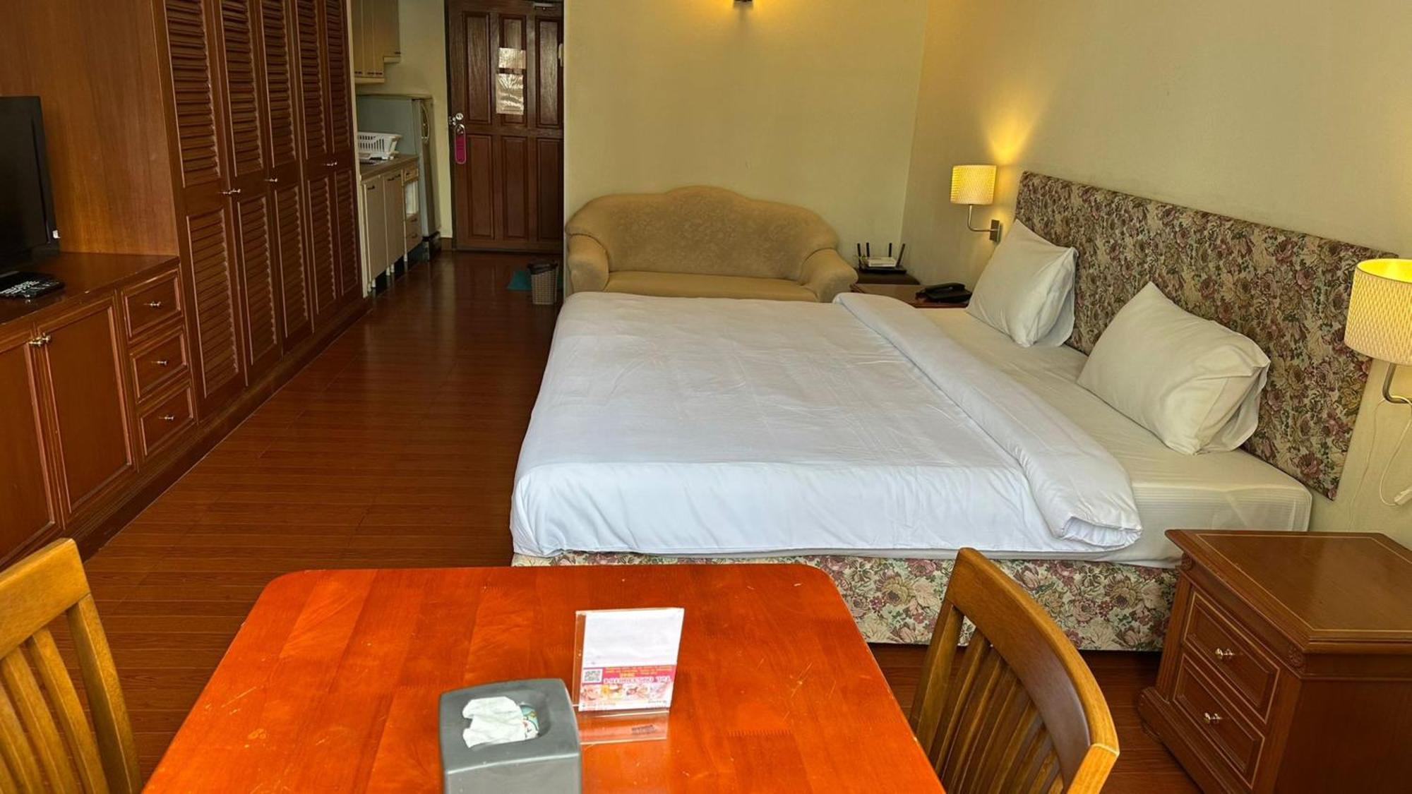 Omni Tower Sukhumvit Nana Direct Hotel Банкок Екстериор снимка