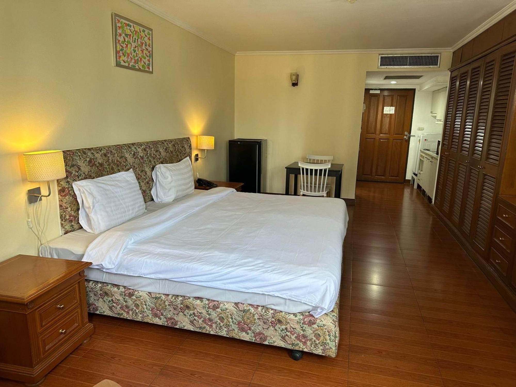 Omni Tower Sukhumvit Nana Direct Hotel Банкок Екстериор снимка