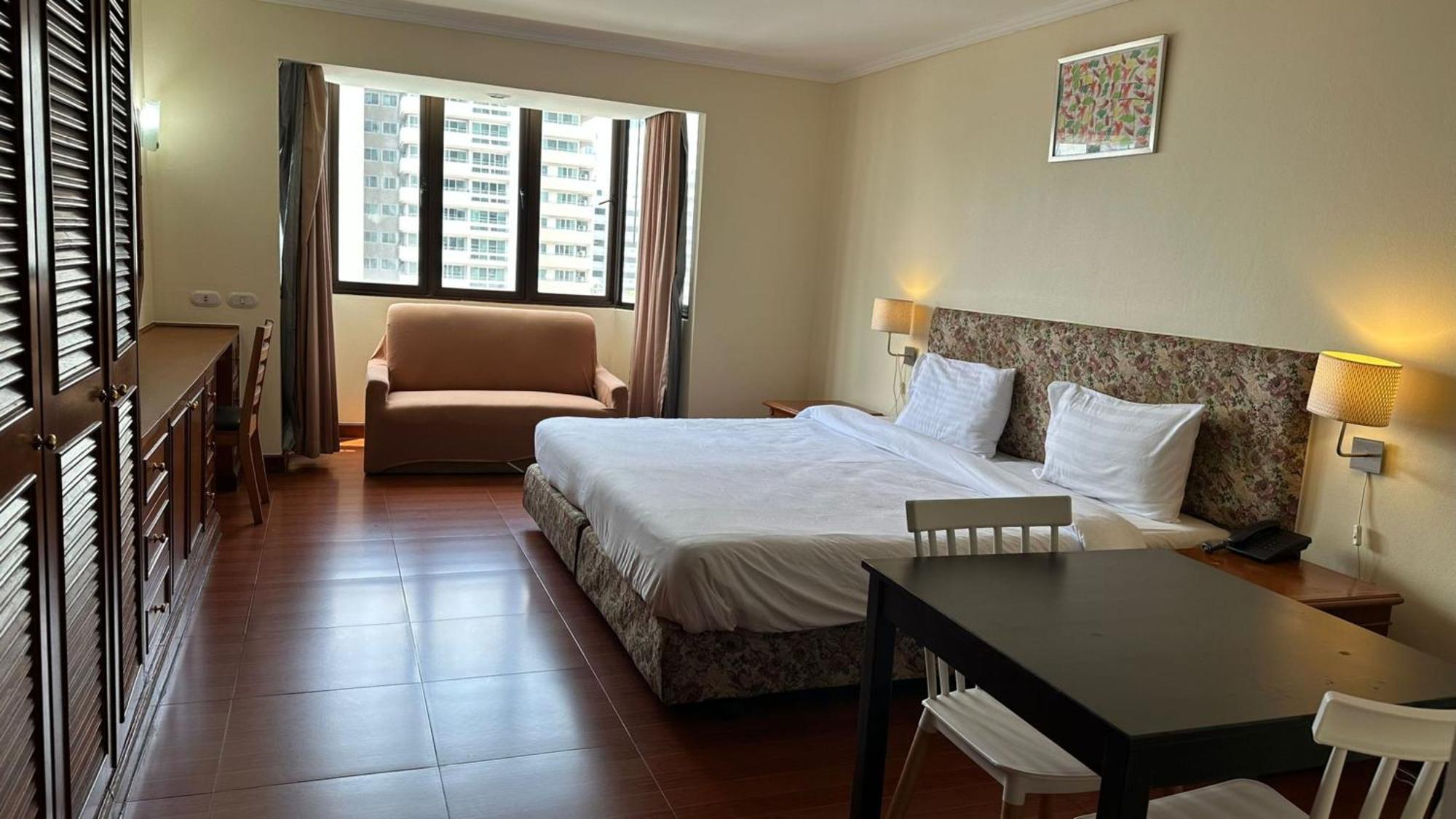 Omni Tower Sukhumvit Nana Direct Hotel Банкок Екстериор снимка