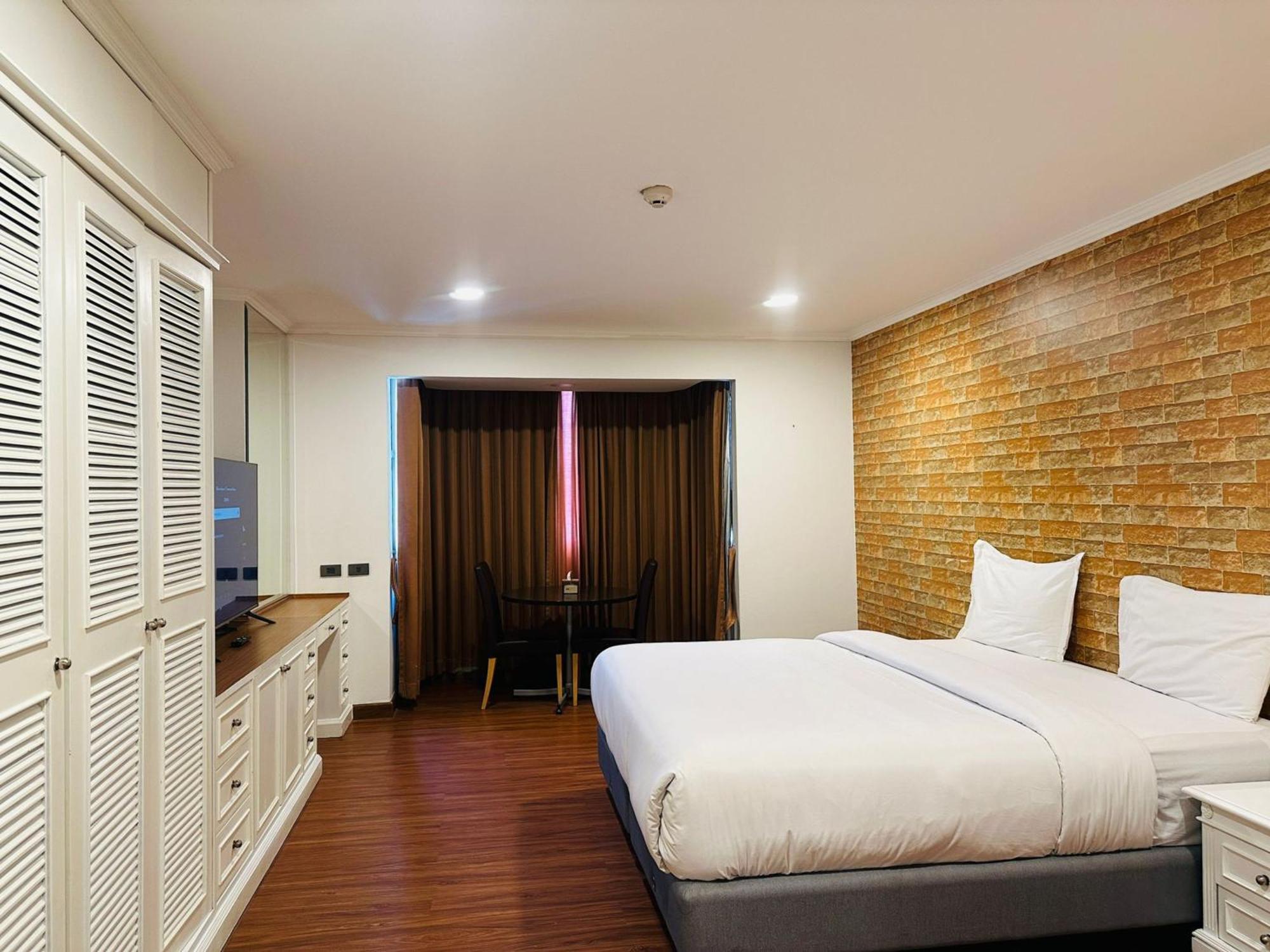 Omni Tower Sukhumvit Nana Direct Hotel Банкок Екстериор снимка