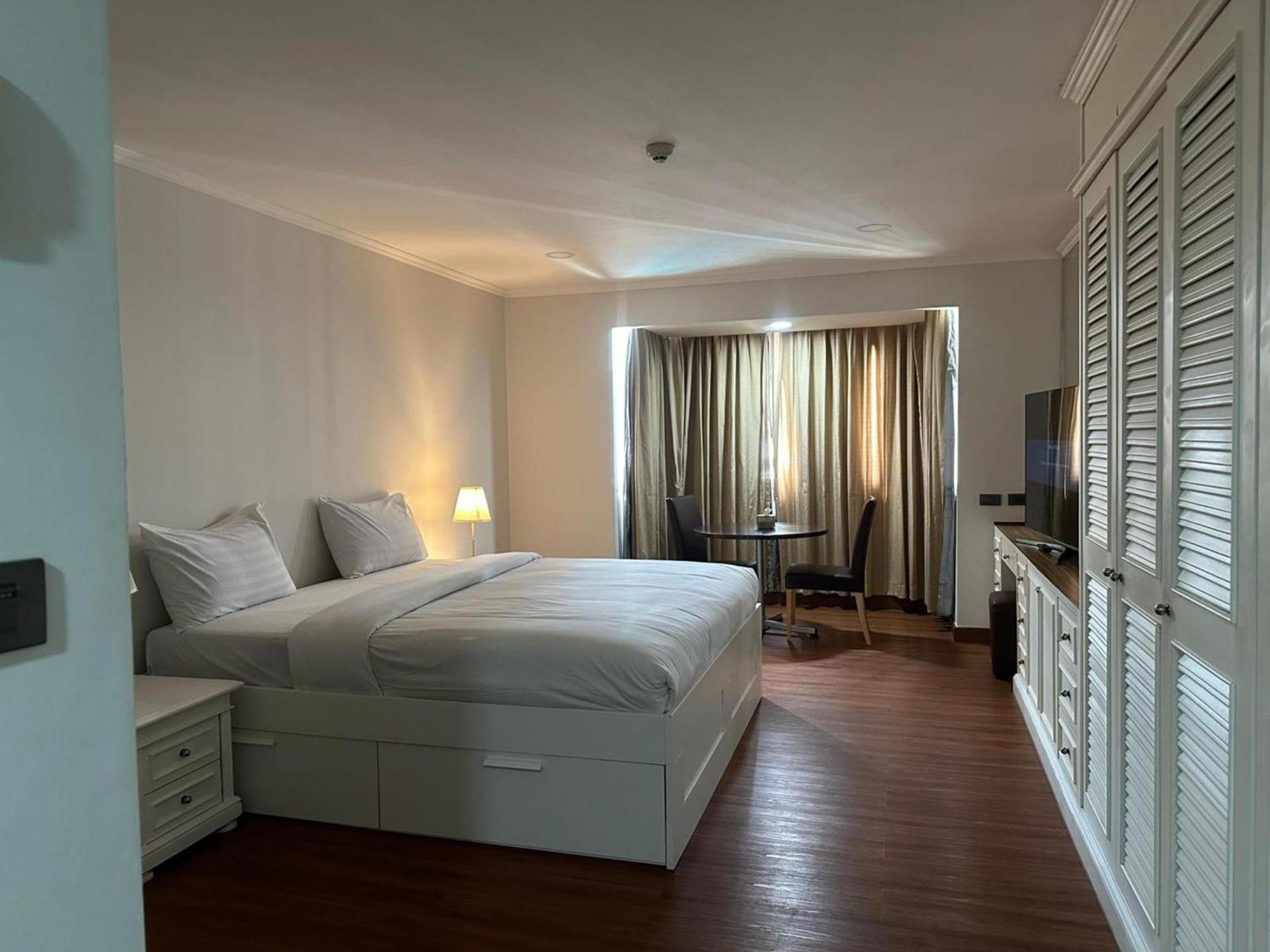 Omni Tower Sukhumvit Nana Direct Hotel Банкок Екстериор снимка