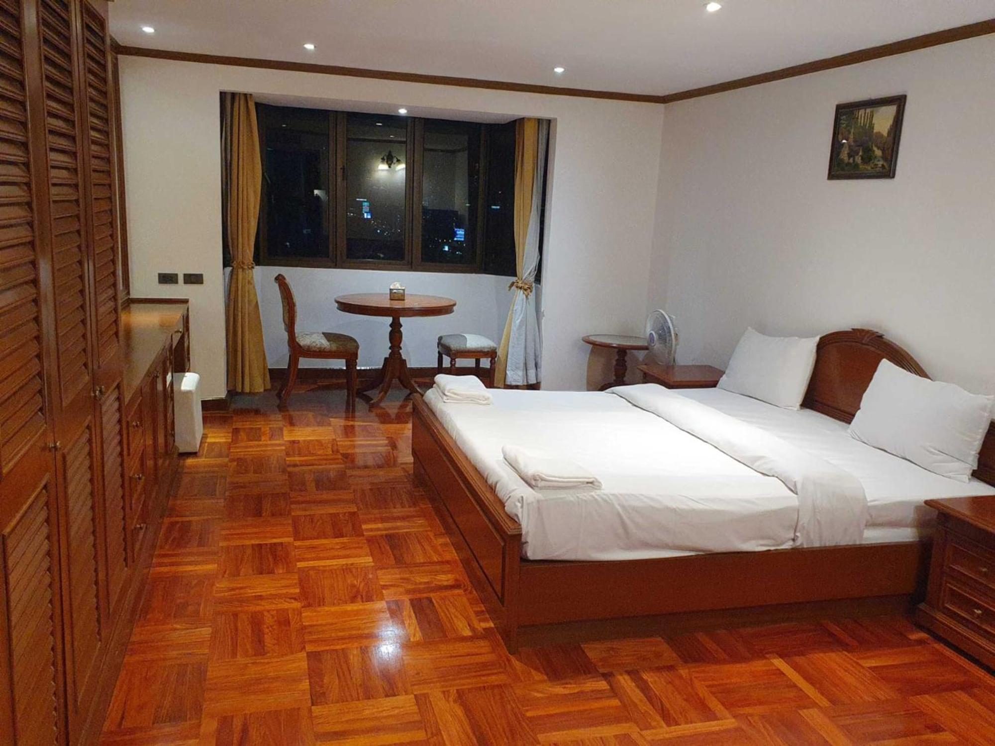 Omni Tower Sukhumvit Nana Direct Hotel Банкок Екстериор снимка