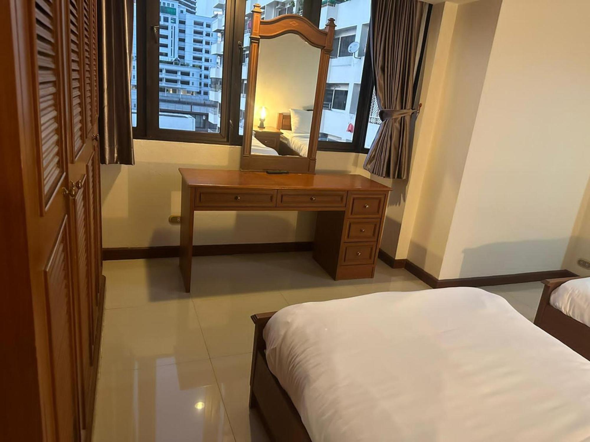 Omni Tower Sukhumvit Nana Direct Hotel Банкок Екстериор снимка