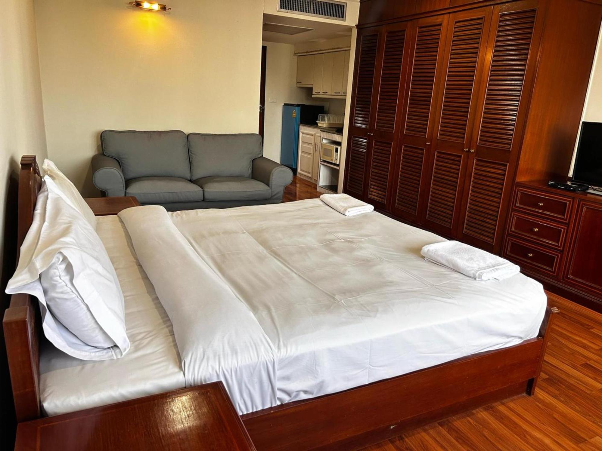 Omni Tower Sukhumvit Nana Direct Hotel Банкок Екстериор снимка